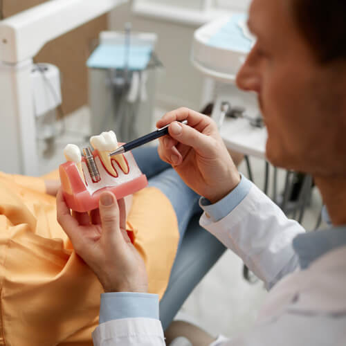 Paciente colocando implantes dentários na clínica odontológica em Guarulhos Paciente colocando implantes dentários na clínica odontológica em Guarulhos